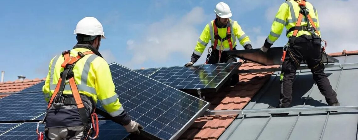 Tecnici installano pannelli fotovoltaici su un tetto