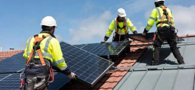 Tecnici installano pannelli fotovoltaici su un tetto