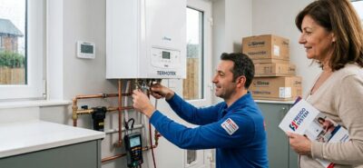 Tecnico Freddo System al lavoro su una caldaia Termotek